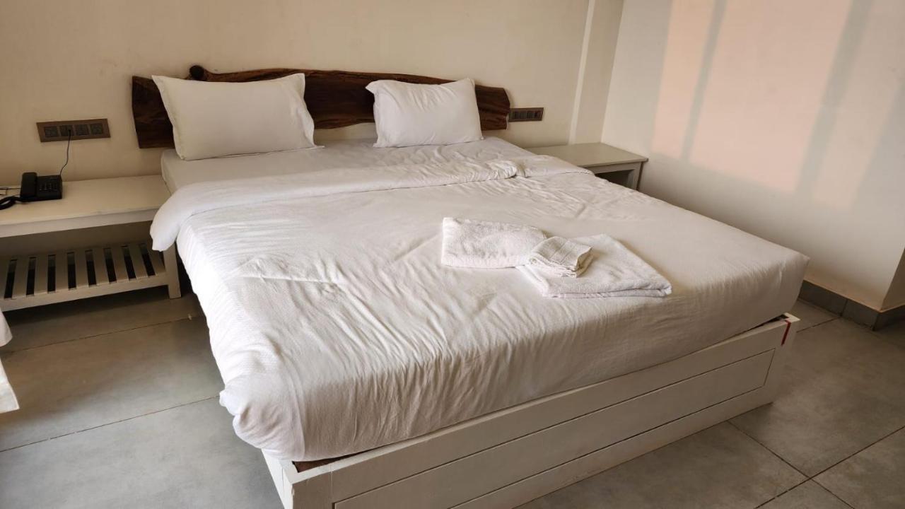 Coastal Bay Beach Resort Harnai 外观 照片