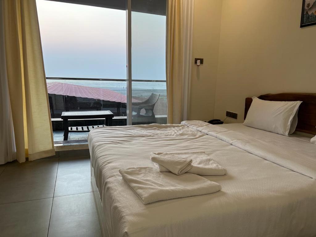 Coastal Bay Beach Resort Harnai 外观 照片