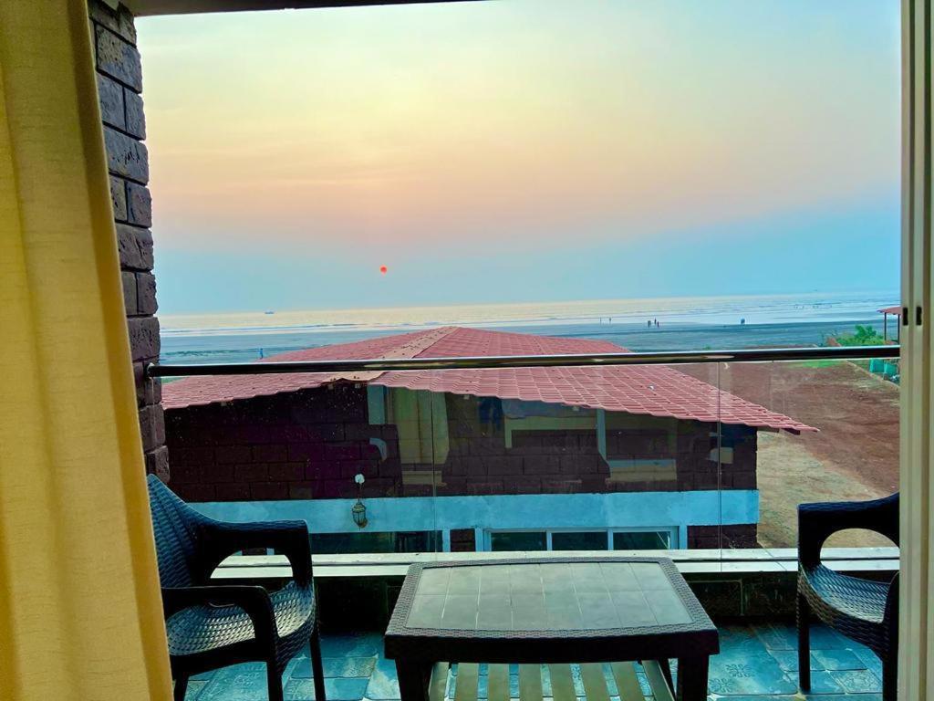 Coastal Bay Beach Resort Harnai 外观 照片